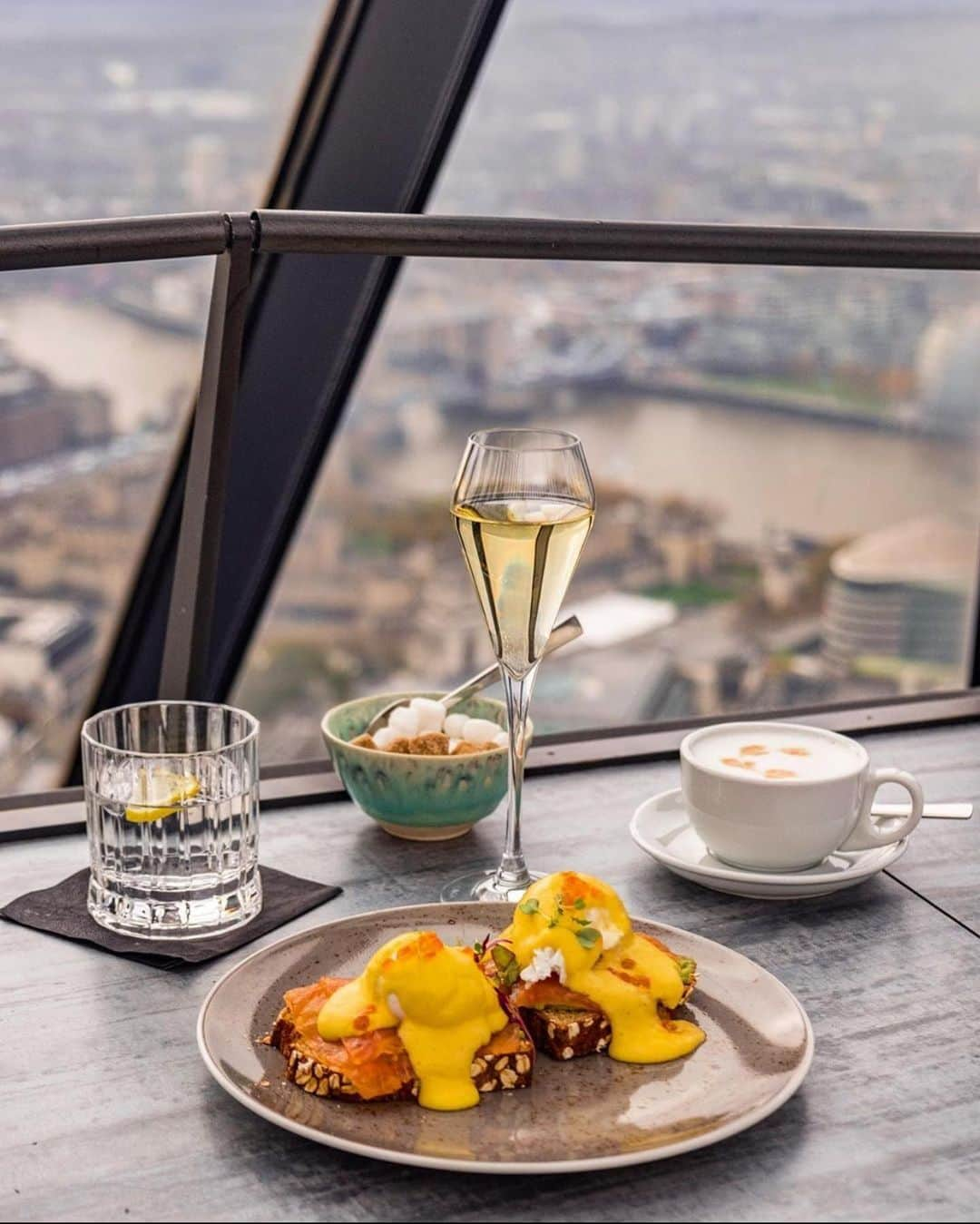 @LONDON | TAG #THISISLONDONさんのインスタグラム写真 - (@LONDON | TAG #THISISLONDONInstagram)「Breakfast with a view and #ChristmasInLondon! 😍🔥🎄😱☕️ Stunning shots from @elensham who enjoyed the views of #TowerBridge over a glass of champagne 🥂 What a perfect morning! 😎 // #thisislondon #gherkin #londonlife #londoncoffeeshops」11月26日 3時59分 - london