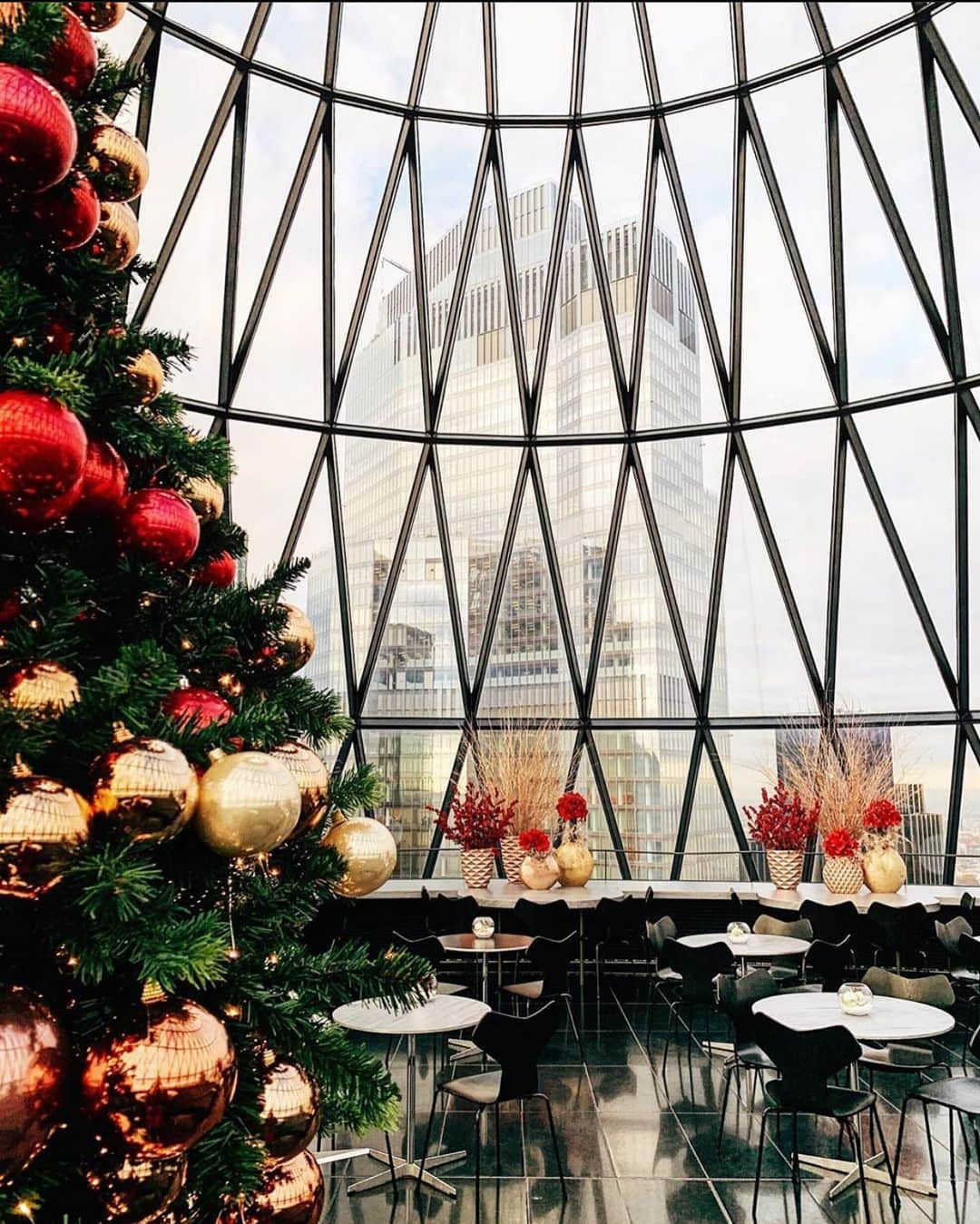 @LONDON | TAG #THISISLONDONさんのインスタグラム写真 - (@LONDON | TAG #THISISLONDONInstagram)「Breakfast with a view and #ChristmasInLondon! 😍🔥🎄😱☕️ Stunning shots from @elensham who enjoyed the views of #TowerBridge over a glass of champagne 🥂 What a perfect morning! 😎 // #thisislondon #gherkin #londonlife #londoncoffeeshops」11月26日 3時59分 - london