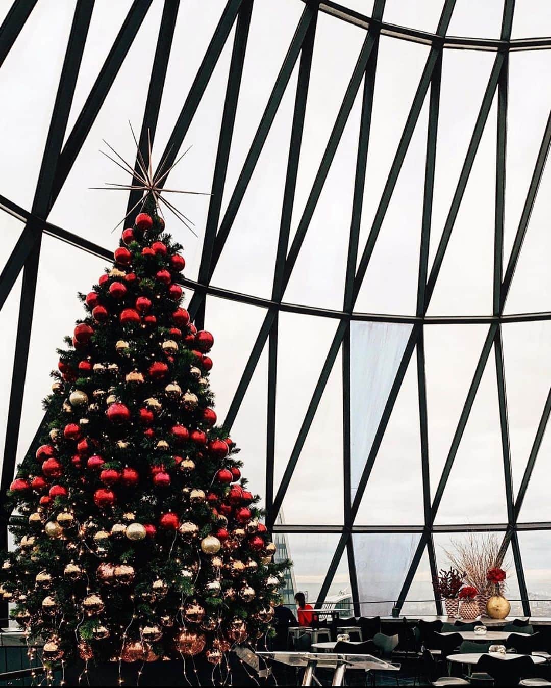 @LONDON | TAG #THISISLONDONさんのインスタグラム写真 - (@LONDON | TAG #THISISLONDONInstagram)「Breakfast with a view and #ChristmasInLondon! 😍🔥🎄😱☕️ Stunning shots from @elensham who enjoyed the views of #TowerBridge over a glass of champagne 🥂 What a perfect morning! 😎 // #thisislondon #gherkin #londonlife #londoncoffeeshops」11月26日 3時59分 - london