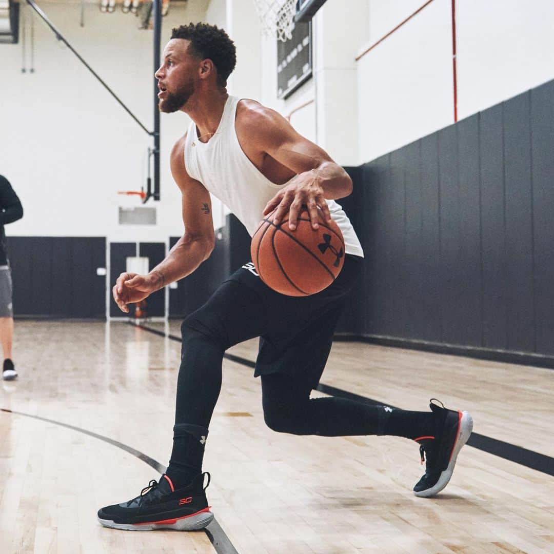 Under Armour Basketballさんのインスタグラム写真 - (Under Armour BasketballInstagram)「The great ones have the ability to lock in and be in the zone.  It’s something @StephenCurry30 has been doing his whole career.  The #Curry7 Focus launches 11.29」11月26日 4時02分 - uabasketball