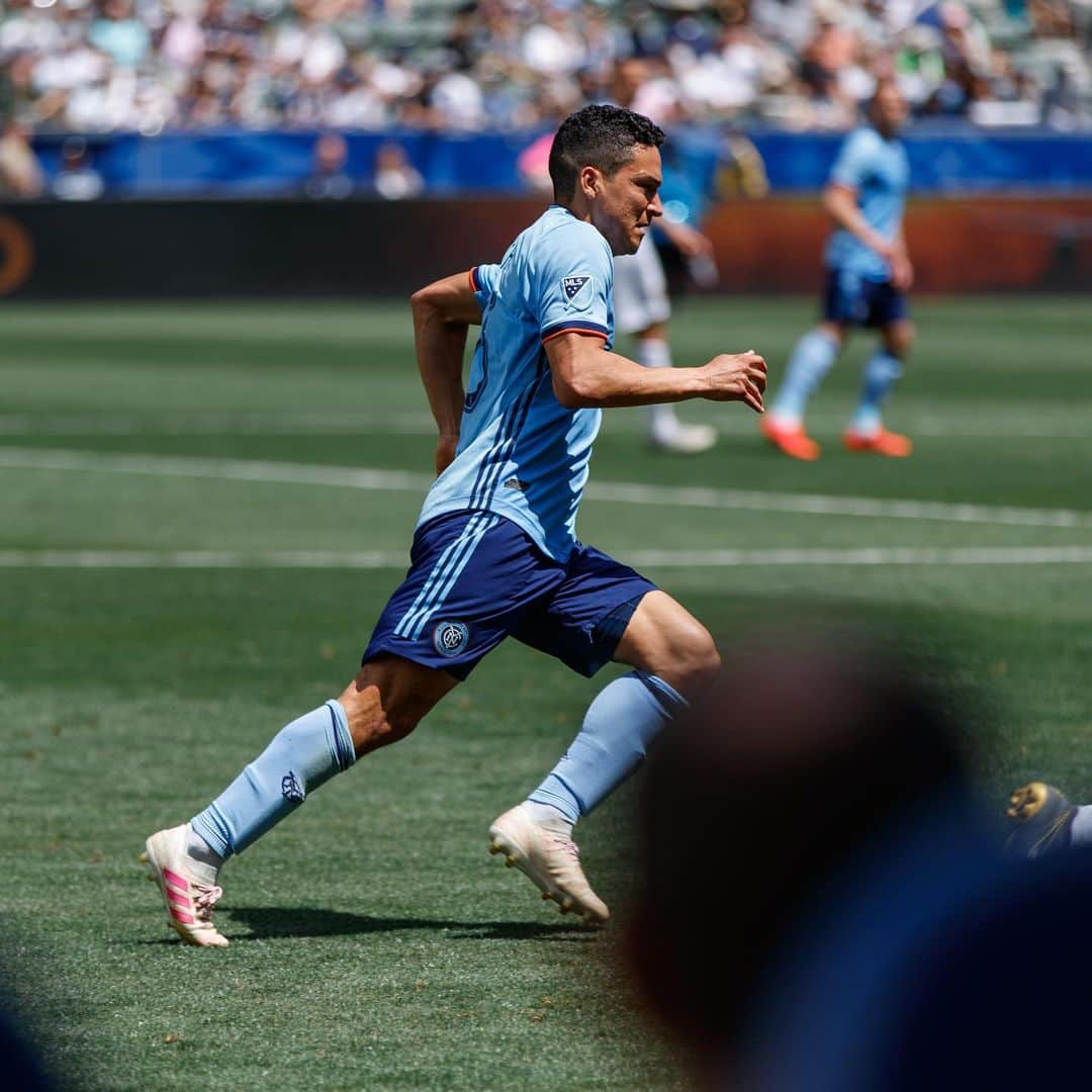 ニューヨーク・シティFCさんのインスタグラム写真 - (ニューヨーク・シティFCInstagram)「Tony Rocha is officially back for the Boys in Blue ✍️ #nycfc」11月26日 4時10分 - nycfc