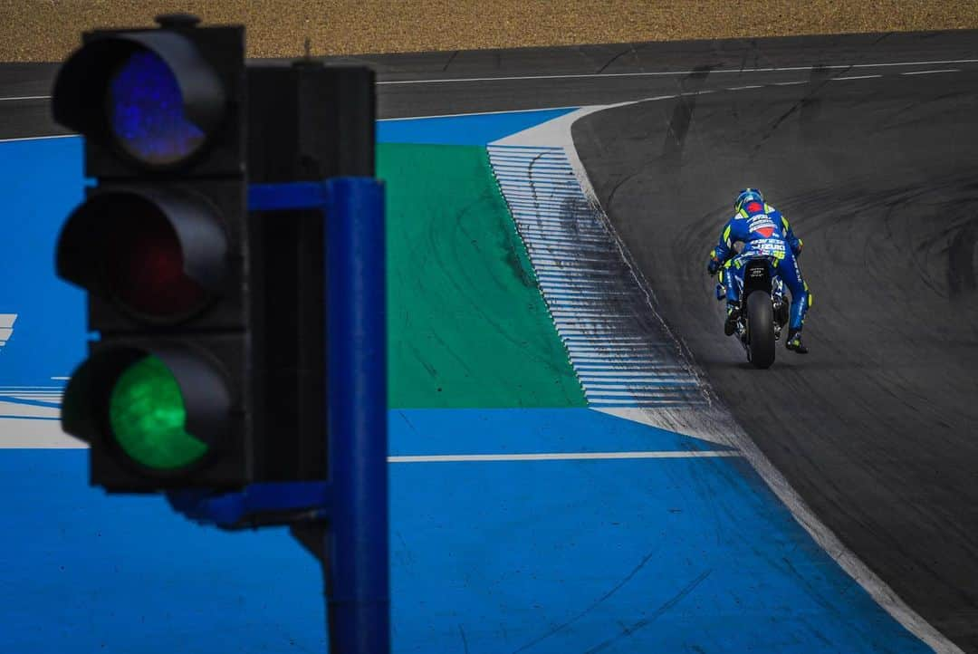 MotoGPさんのインスタグラム写真 - (MotoGPInstagram)「@maverick12official tops Day 1 of the #JerezTest ⏱ // Swipe left ⬅️ to check out the best shots from the first of action at the Spanish track and check out our story for the report 📰 #MotoGP #2020awaits #Motorcycle #Racing #Motorsport」11月26日 4時11分 - motogp