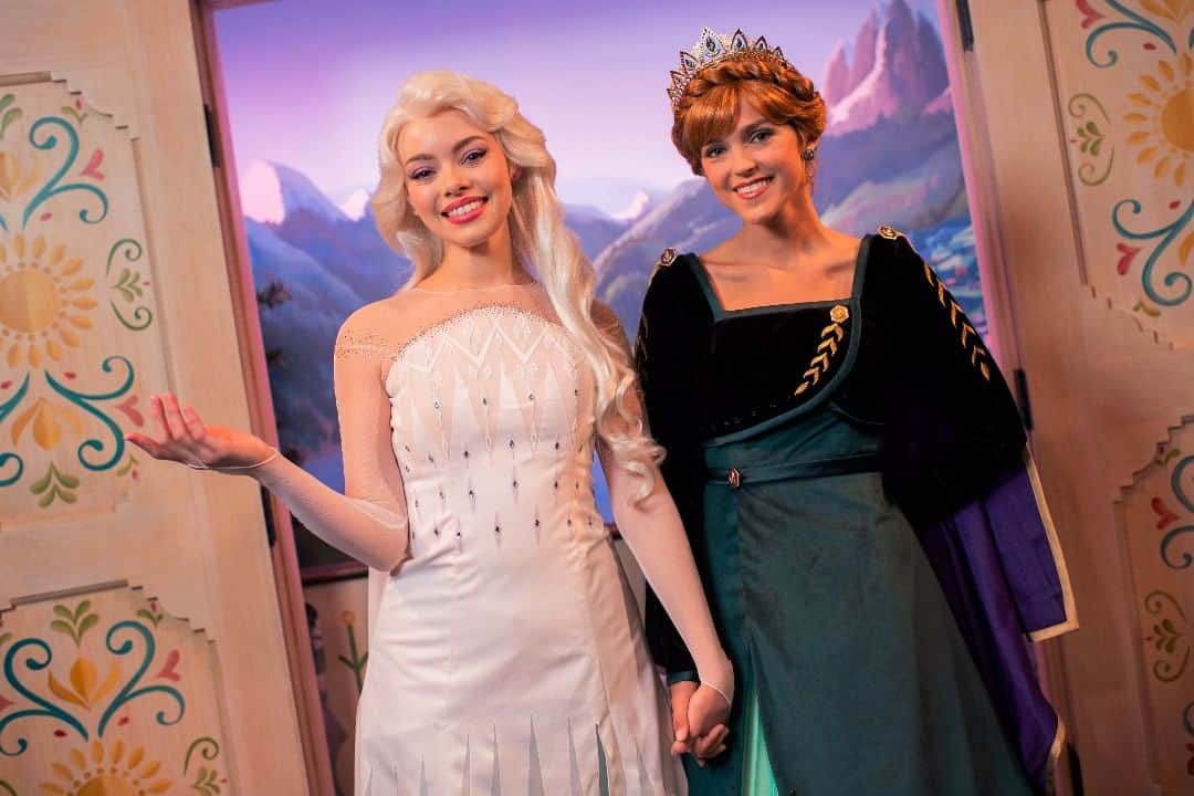 ディズニーランドさんのインスタグラム写真 - (ディズニーランドInstagram)「Now you can meet Anna & Elsa in their new dresses at Anna & Elsa's Royal Welcome at Disney California Adventure Park! #Frozen2」11月26日 4時24分 - disneyland