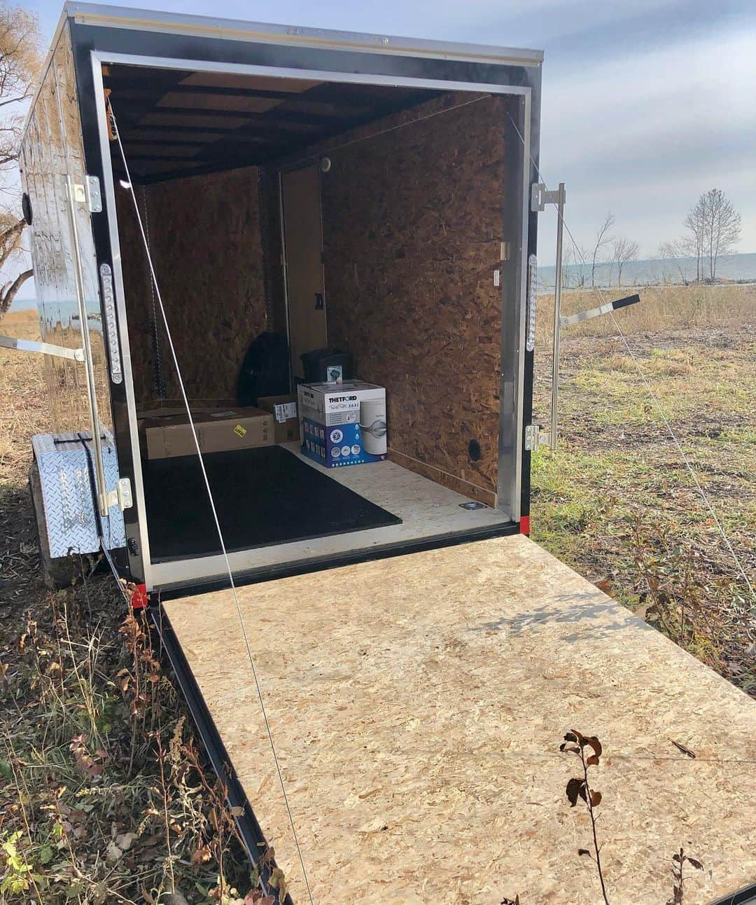 デイブ・クーリエさんのインスタグラム写真 - (デイブ・クーリエInstagram)「Getting the hockey shack ready for the winter pond. Lights. Speakers. Heater. Potty. And hot and cold beverages, of course! Now I just need nets and a small, customized Zamboni #cutitout #hockeytown」11月26日 4時26分 - dcoulier