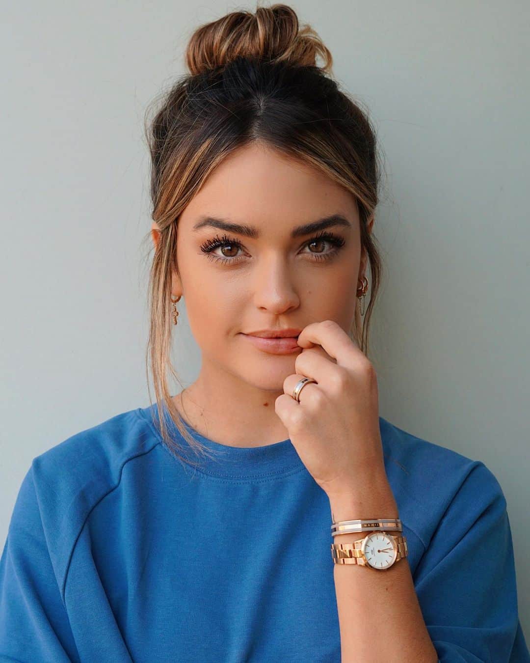 ヴェール・ゲンタのインスタグラム：「Hey you, look deep into my eyes...BOOM you just got 15% off all @danielwellington with my code ‘VALEGENTA’ (online & in stores! you’re welcome) + DW’s BLACK FRIDAY SALE so let’s celebrate!! right now you can get a FREE accessory with any watch purchase, or 50% off select styles👏🏼 #danielwellington #DWforeveryone #ad」