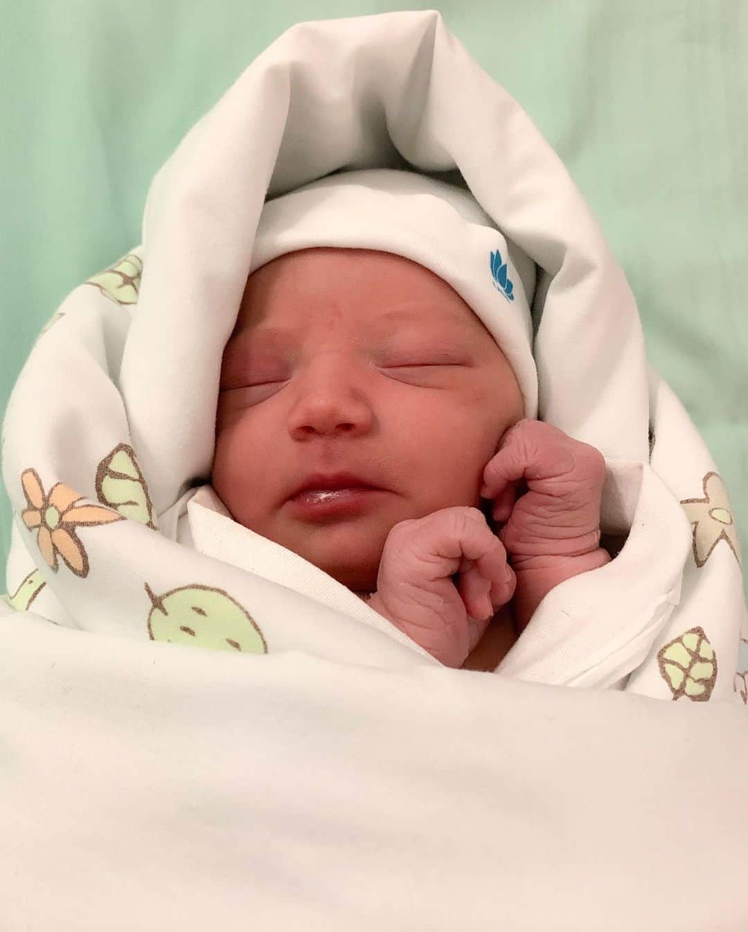 チャチー・ゴンザレスのインスタグラム：「I don’t even know where to begin because I’m so excited. BABY GIRL IS HERE IN OUR ARMS! The past few days have been such a roller coaster but I had the most amazing labor and delivery experience. I will admit that I had so many nerves about birth but y’all...I pulled through with strength I didn’t even know I had. Our lil nugget came out healthy at 7.2lbs , 20 inches and as cute as a button. I’m so beyond happy to be a mommy and embark on the parenthood journey with my rock of a husband @jukkadudeson. THE WAIT IS OVER...I can’t believe how perfect she is and that she’s all ours ❤️ welcome to our family baby girl. 11.25.19」