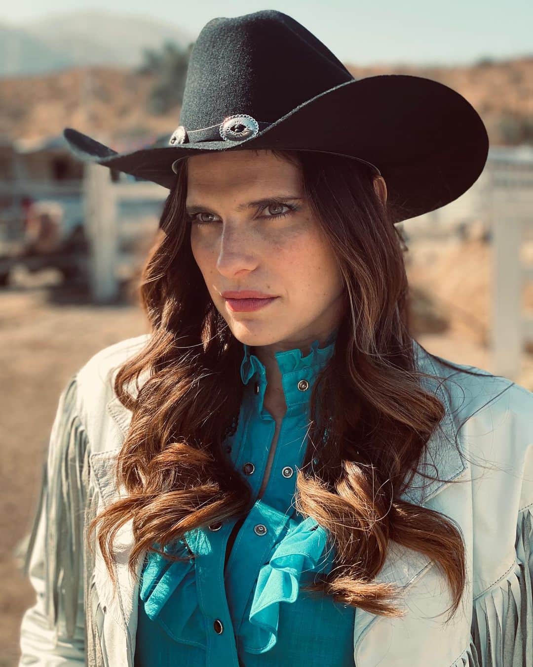 レイク・ベルのインスタグラム：「Wouldn’t you like to know! YOU CAN! TOMORROW NIGHT🤠New episode of @blessthismesstv GETS VERY CHEEKY, PEOPLE. Yeehaw & you’re welcome.」