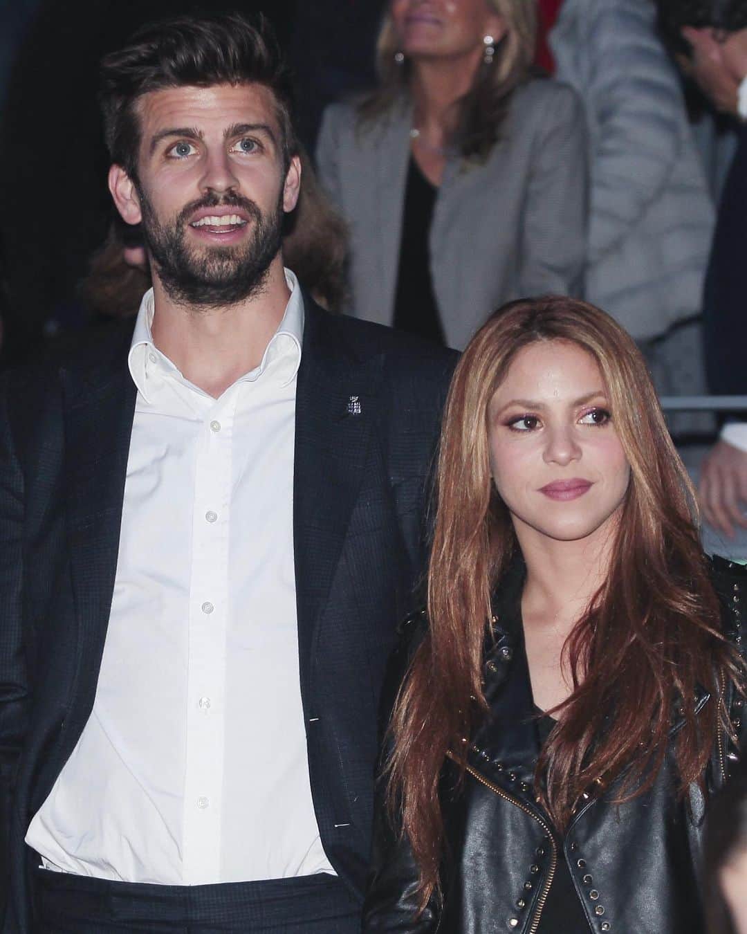 Just Jaredさんのインスタグラム写真 - (Just JaredInstagram)「@shakira and @3gerardpique keep close and share a kiss while attending the 2019 #DavisCupFinals! See more on JJ now... Photos: Backgrid」11月26日 5時00分 - justjared