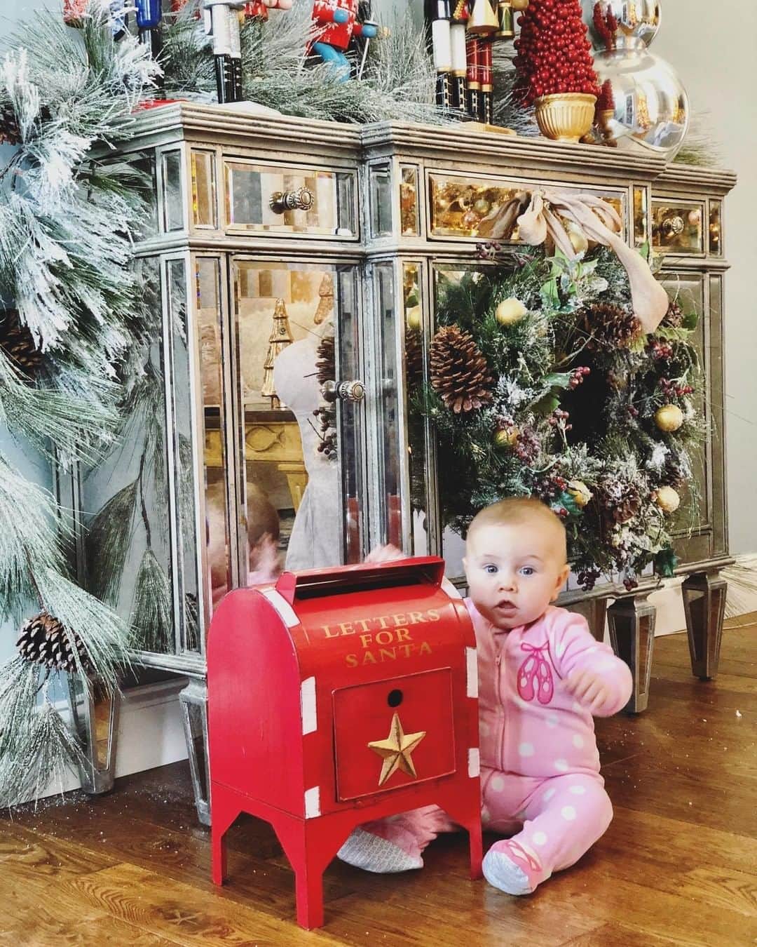 のインスタグラム：「Christmas is one month away! What’s on your wish list this year? 🎅 (📸: @liliyain._)」