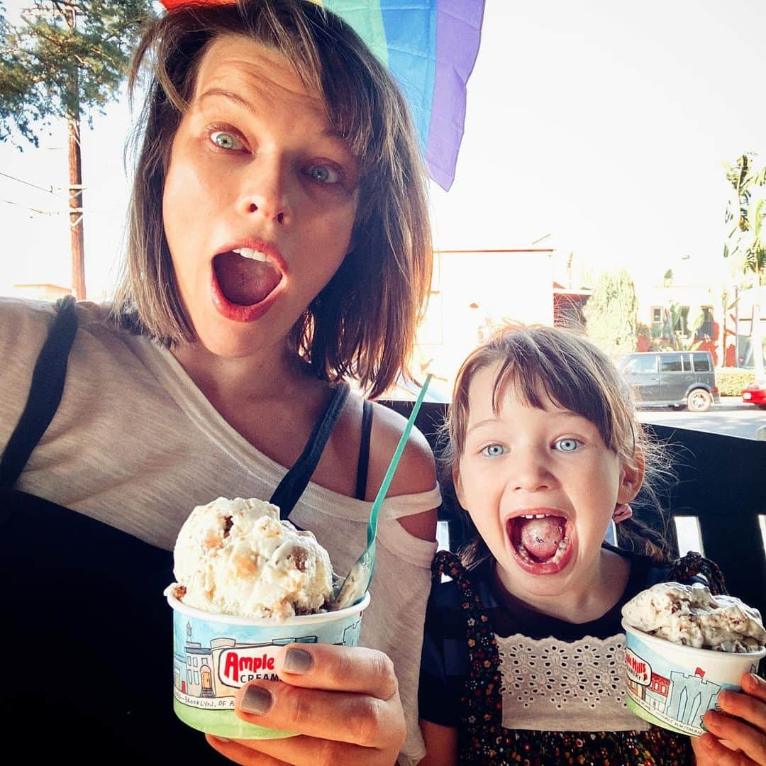 ミラ・ジョヴォヴィッチさんのインスタグラム写真 - (ミラ・ジョヴォヴィッチInstagram)「When you’re pregnant and really want ice cream so you ask your 4 year old really casual “would you like ice cream now or after dinner later?” knowing she’ll scream “NOW!!” Score.👏🏼💁🏻‍♀️ If you’re from LA you HAVE TO check out @amplehills creamery in Los Feliz, it’s LITERALLY the best ice cream I’ve ever had. Or maybe I’m just pregnant.😂 #dashieledananderson #pregnantcravings」11月26日 5時02分 - millajovovich