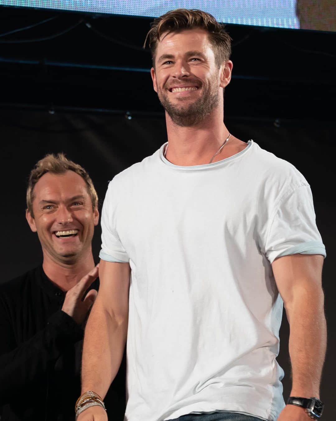Just Jaredさんのインスタグラム写真 - (Just JaredInstagram)「@chrishemsworth all smiles while hitting the stage at #TokyoComicCon2019 closing event with Jude Law! See more on JJ now... Photos: SplashNews」11月26日 5時02分 - justjared