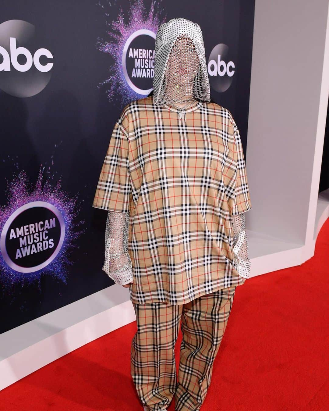 Fashion Weekさんのインスタグラム写真 - (Fashion WeekInstagram)「Hot off the presses 🔥 Our best dressed roundup from last night's #AMAs red carpet 🔥 Cover image @selenagomez in @versace styled by @thewallgroup stylist @kateyoung. Photos by @gettyimages」11月26日 5時09分 - fashionweek