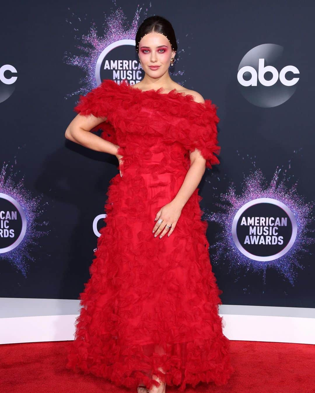 Fashion Weekさんのインスタグラム写真 - (Fashion WeekInstagram)「Hot off the presses 🔥 Our best dressed roundup from last night's #AMAs red carpet 🔥 Cover image @selenagomez in @versace styled by @thewallgroup stylist @kateyoung. Photos by @gettyimages」11月26日 5時09分 - fashionweek