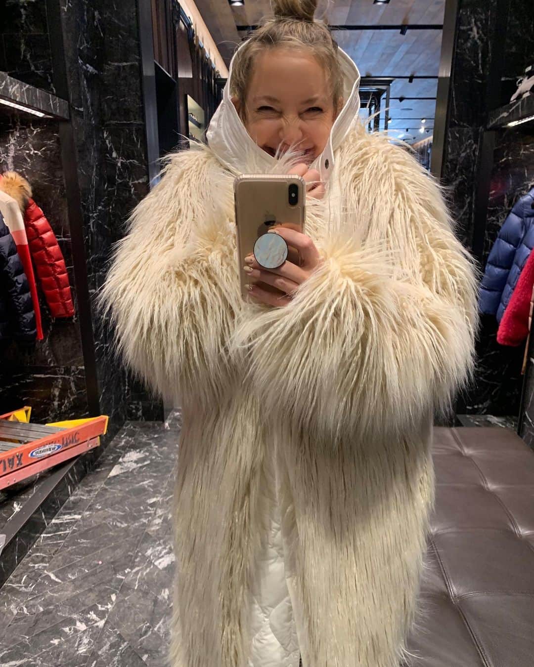 ケイト・ハドソンさんのインスタグラム写真 - (ケイト・ハドソンInstagram)「When @moncler goes faux I say yes please!!! 💃💃💃 Happy winter lady! 😜」11月26日 5時11分 - katehudson