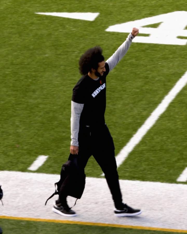 コリン・キャパニックのインスタグラム：「A huge thank you to all the people that made this happen in Atlanta. From our receivers @brice_butler, @_elling10, @jveasy_, @ariwerts - my trainer @hidalgoj8, all of the educators at Charles Drew High School & so many more behind the scenes. This would not have been possible without all of you. We stay ready. · 🎥: @ravisionmedia」