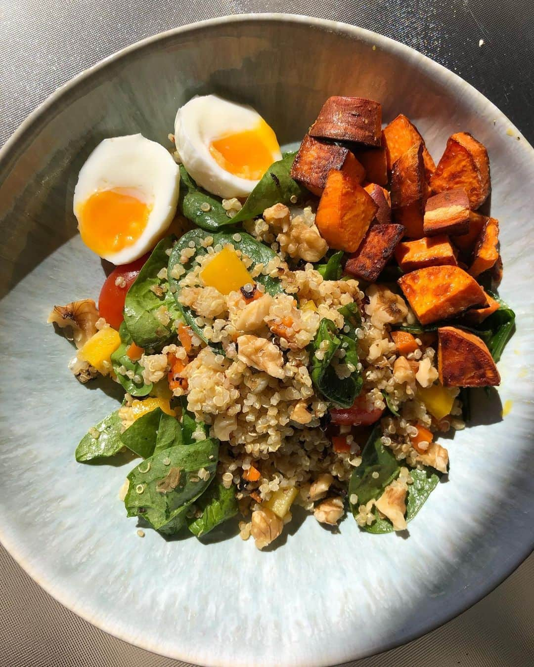 Arisaさんのインスタグラム写真 - (ArisaInstagram)「Power lunch🥙✨昨日の @vegefuldays のレシピで作ったレインボーキヌアピラフが、今日はサラダになりました✨ほうれん草、パプリカ、ミニトマト、ウォールナッツを混ぜて、オリーブオイル、バルサミコ酢、はちみつそ混ぜたドレッシングをかけるだけ🙌 ココナッツオイルでパンフライしたヤムイモと卵も添えて栄養満点なはず😚 卵の殻がきれいにむけなくて、ガタガタなのは許してね😂　#雑な性格  美味しいものを食べにレストランにいくのが大好きだから、お家にいるときはシンプルに食べるが基本👍 . Note to myself: クッキングをする時は白Tシャツは着るな🤦🏻‍♀️ しみつけるに決まってんだから😅 Know yourself.」11月26日 5時24分 - arisakubota