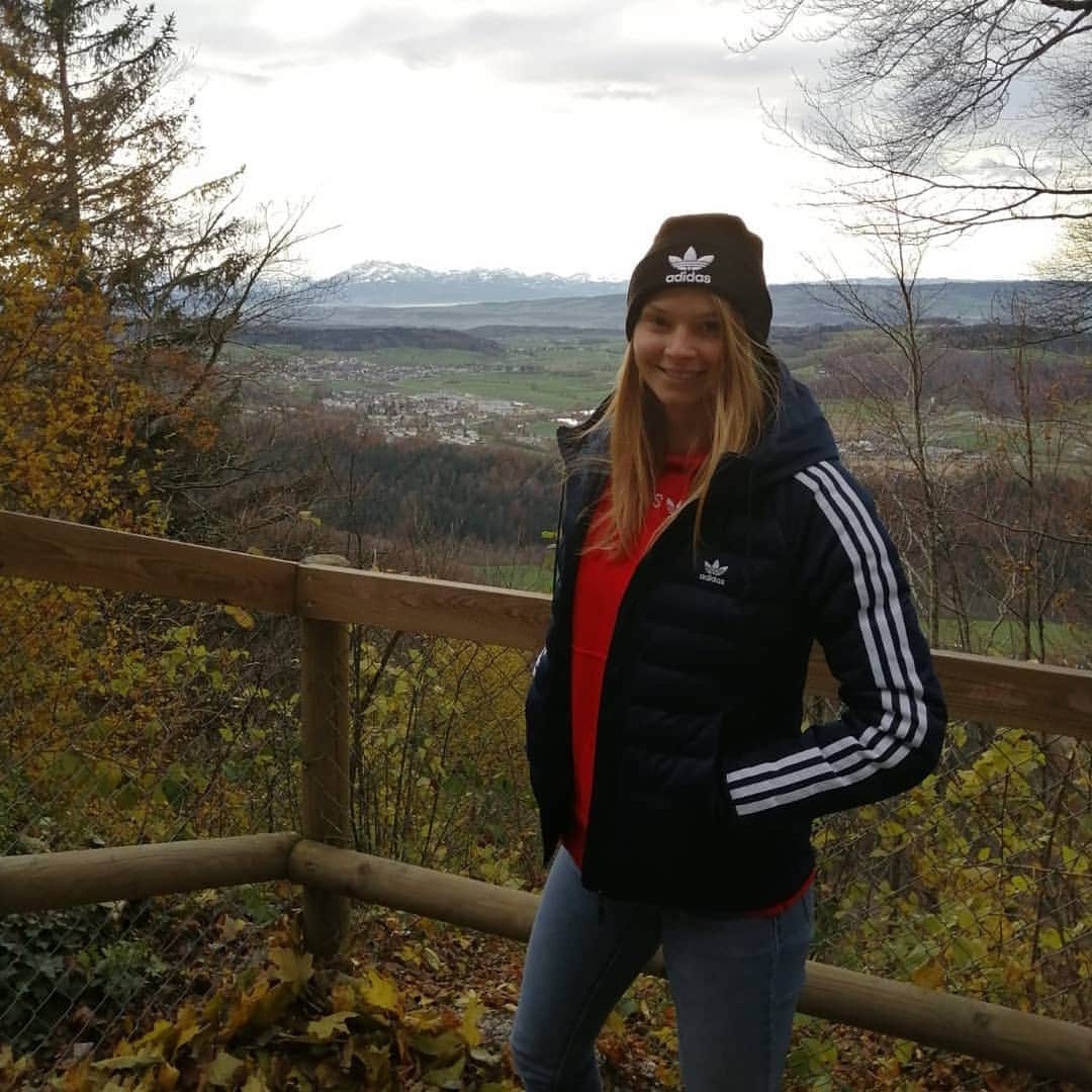 Jessica-Bianca WESSOLLYのインスタグラム：「Seid ihr bereit für die kalte Jahreszeit? 😬☃️❄ #winteriscoming #zurich #schweiz #suisse🇨🇭 #uetliberg #weekend #friends #goodtime #qualitytime #nature #adidas #adidasoriginals」