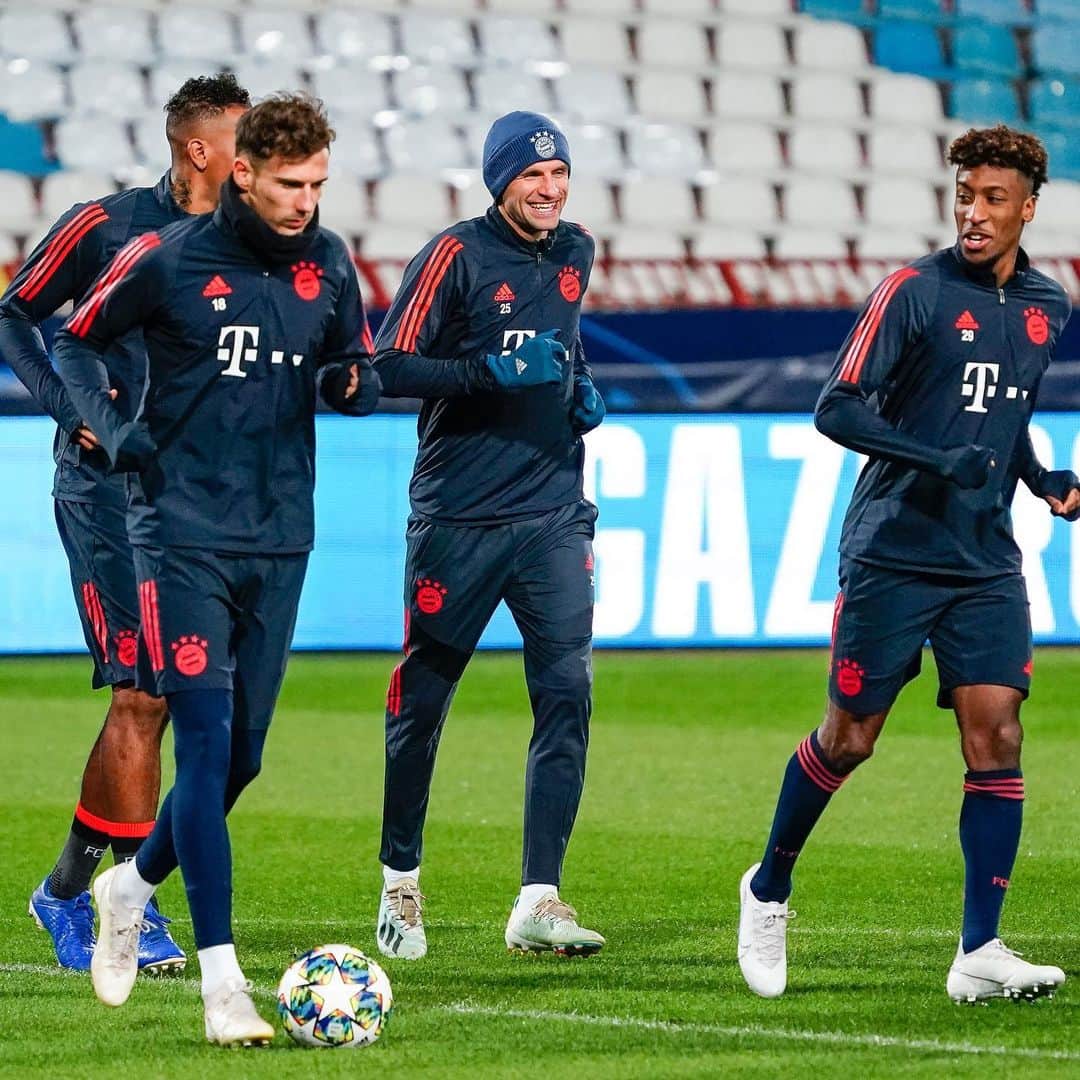 トーマス・ミュラーのインスタグラム：「Final training in Belgrade before the @championsleague match against @crvenazvezdafk - ready for the next step 🏃🏽‍♂️ #packmas #fcbayern #esmuellert #ucl」