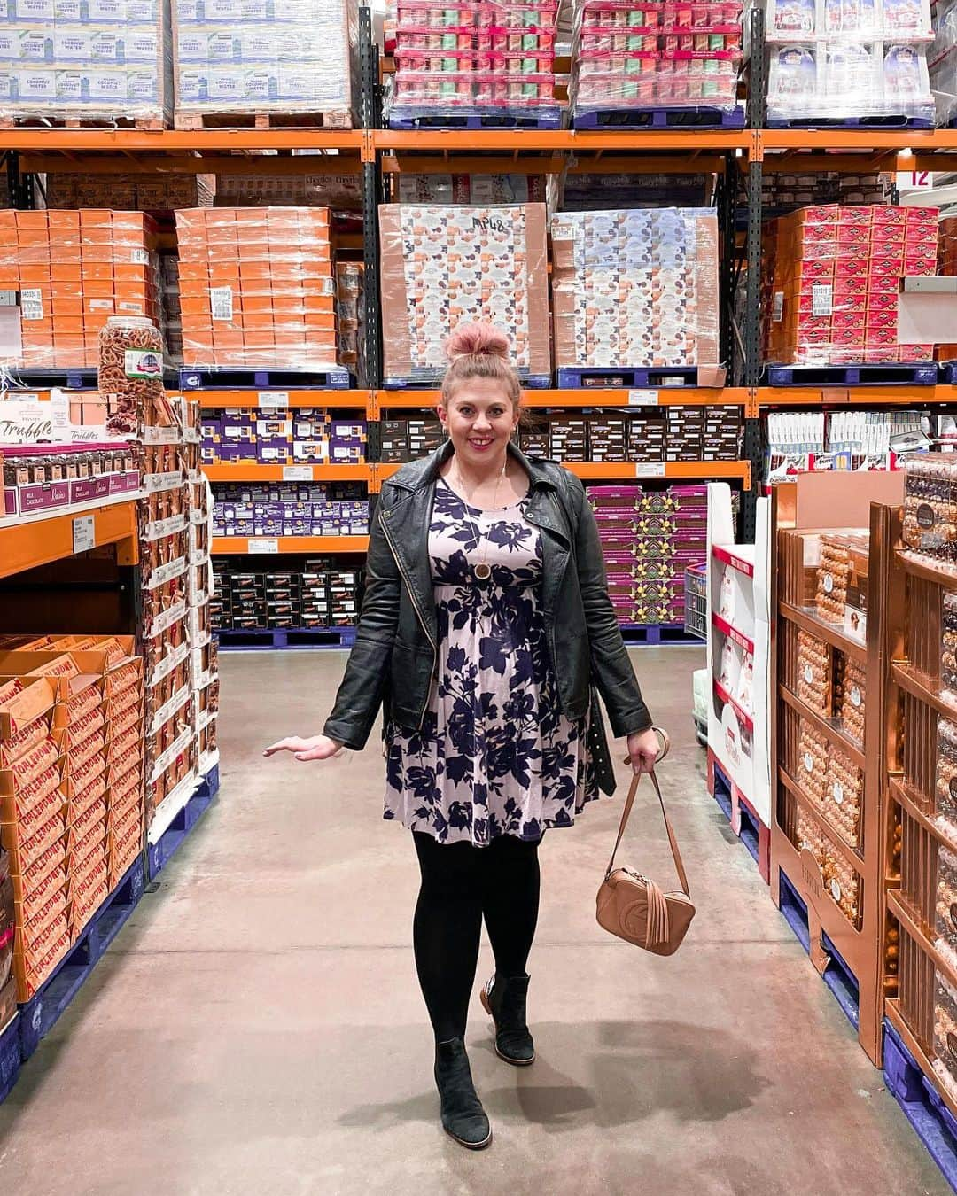 ルイーズ・ペントランドさんのインスタグラム写真 - (ルイーズ・ペントランドInstagram)「Have you ever been to Costco? I flipping love it! Everything feels a bit exciting because it’s weird to see things so massive (ooer). Am I on my own in this feeling? I hope not! 🤣 . This week on my @youtube channel I had a little browse of the #costcochristmas range and of course, I HAD to film it for you! ⚡️ . It’s linked in my bio so do check it out. In the comments👇🏻I’d love to know the BEST thing you’ve ever bought in #costco ☺️❤️xxx . Ps- people looked at me REALLY funny for having Liam take my photo in the aisles! The lengths I’ll go to for you!😘 #Costco #Christmas #MummyVlogger #MummyBlogger #ChristmasShopping #NewVideo」11月26日 5時33分 - louisepentland