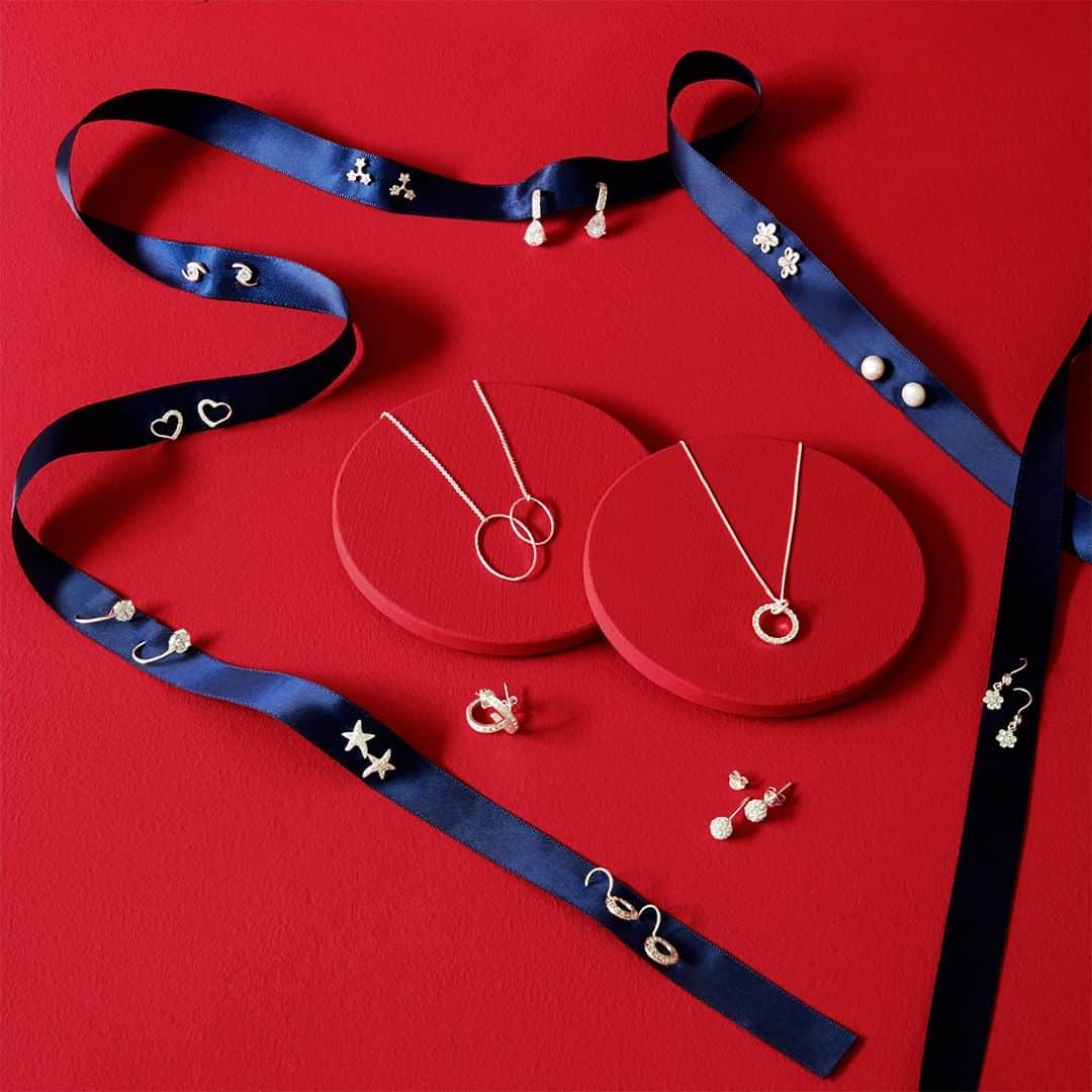 のインスタグラム：「'Tis the season to sparkle ✨ Continuing our amazing Star Buy offers! Today we're bringing you 50% OFF Sterling Silver Jewellery* and more, for a limited time only.  Keep your eyes on our website for more Star Buy offers coming your way over the next few days ⭐️ *Selected lines only」