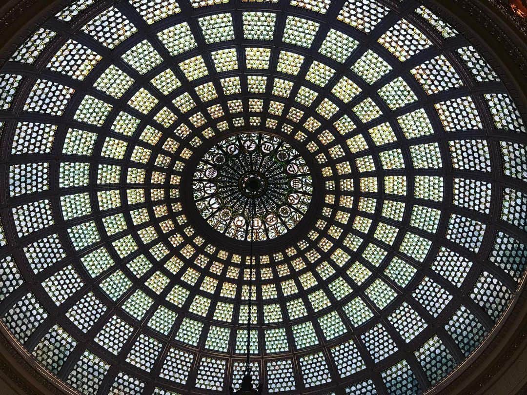 福田淳子さんのインスタグラム写真 - (福田淳子Instagram)「朝早いうちにずっと行きたかった場所に。ミレニアムパークの前にカルチャーセンターがあって、その建物の３階に美しいドームがあるのです。その名も「Tiffany Dome」ティファーにが作ったステンドグラスがはめ込まれたドームは圧倒的な美しさ。まさにbreathtaking beauty!!! もともとは図書館として建てられた建物は荘厳なクラシカルなヨーロッパスタイル。その最上階にこのドームが設えられています。  雨（雪）が降りそうな、月曜日の早朝はお客さんもまばらで、空間に私ひとり、なんて時間もたくさんありました。ときめき至上主義としては、最高のシチュエーション。しばらくベンチに座ってひとりドリーミングな世界を堪能。色合いがまたステキなのです。今度は晴れた日に来て、光が差し込むのをみてみたい。  #2019jautumntrip  #Chicago #tiffanydome  #うっとり #霞食べて生きてます」11月26日 5時35分 - junjunfukuda