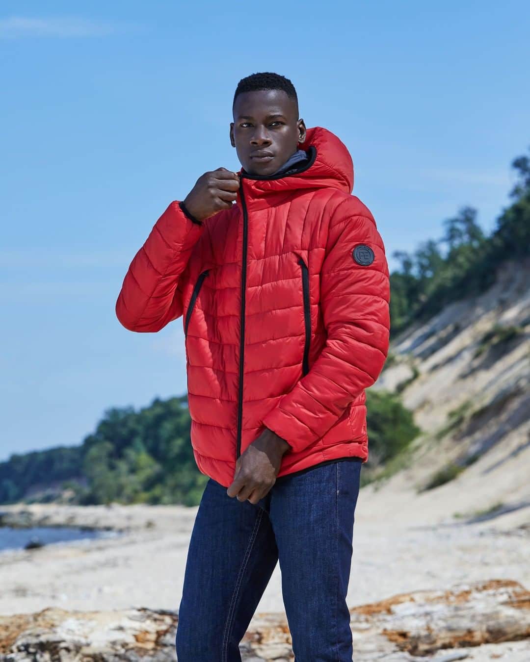 ペリーエリスのインスタグラム：「Temps down, zip up. Be ready with our tech lightweight puffer jacket. #LifeReadySince1976」