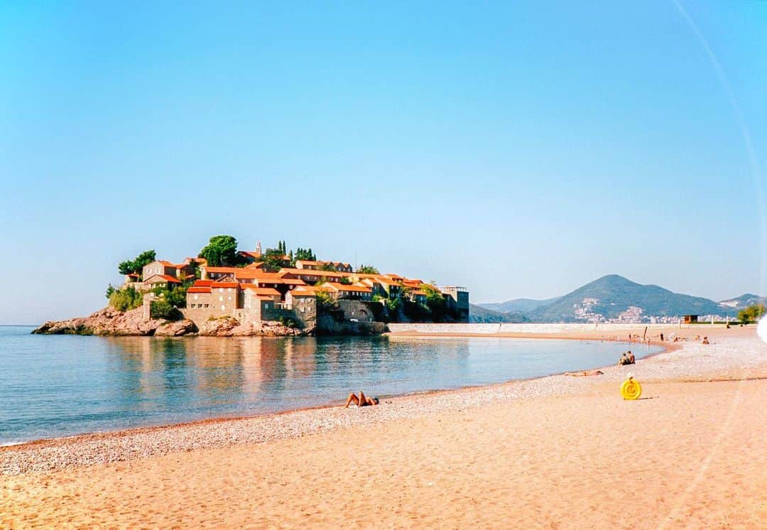 コナー・フランタのインスタグラム：「small islet on the sea...fyi, even in-person this looked fake (or like a sunny day on a game of thrones set)」