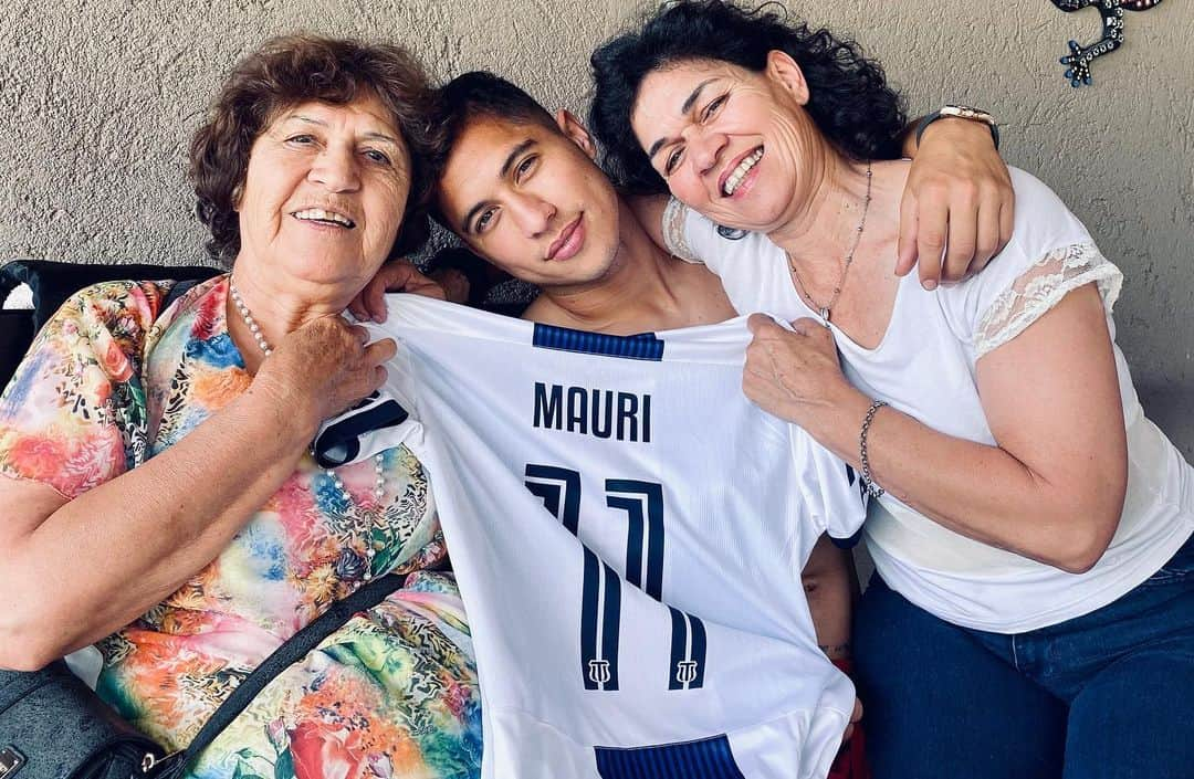 ホセ・マウリさんのインスタグラム写真 - (ホセ・マウリInstagram)「Después de 10 años volví a jugar un partido en Argentina, una mezcla de amargura y felicidad, lo primero fue el resultado ya que nos quedó corto, lo segundo por volver a mi país, que un estadio me aplauda y poder ver disfrutar  a mi abuela junto con mi mamá en la tribuna viendo a su nieto por primera vez en una cancha. Esto recién comienza, vamos la T 💪🏻」11月26日 6時08分 - josemauri5