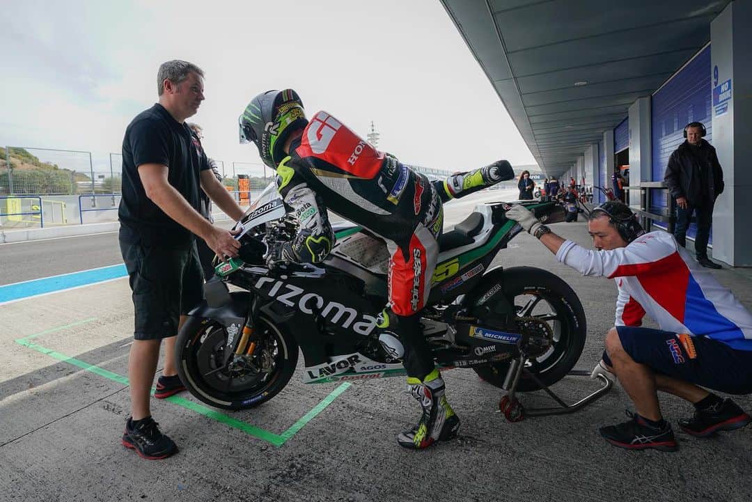 カル・クラッチローのインスタグラム：「Already started testing in Jerez ! Almost finished too 👍🏼🏁」