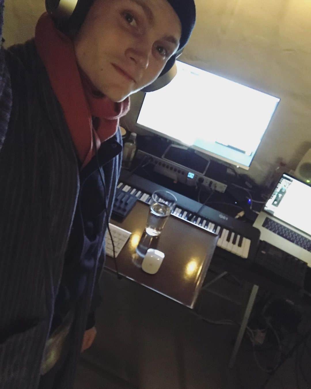 ウルリック・マンターのインスタグラム：「Pros and cons with having my studio in the unheated basement.  Pros: 1. It’s close to home.  2. It’s far from other people  3. It’s cozy 4. It pushes me to explore new, and what some people would call “Avant-garde”, outfits.  Cons: 1. Its close to home 2. It’s far from other people 3. It’s cold  4. I look like a fucking weirdo.  Cheers!」