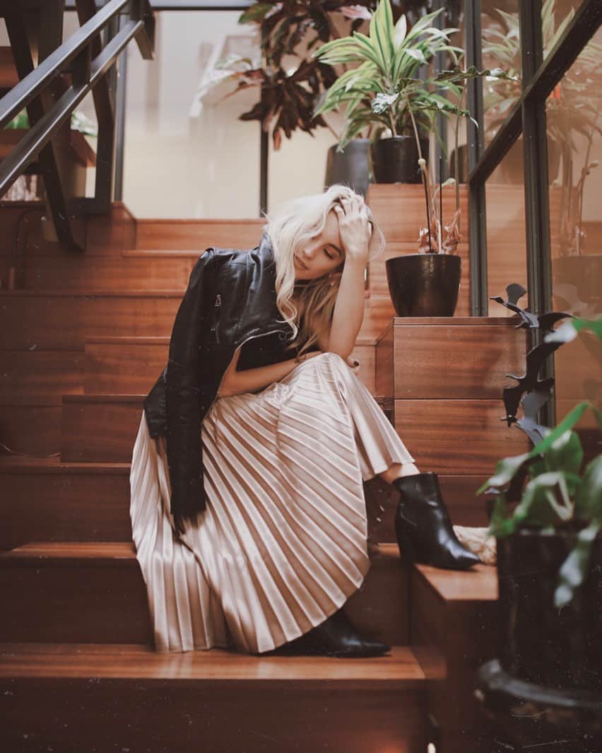 Kalyn Nicholsonのインスタグラム：「sleep in the stars dream in the skies and never lose sight  of how infinite you are and the miracle this is ✨  @zoealexandriah 📸📸📸 // happy Monday, ima need someone to point me to the nearest wine and ramen」