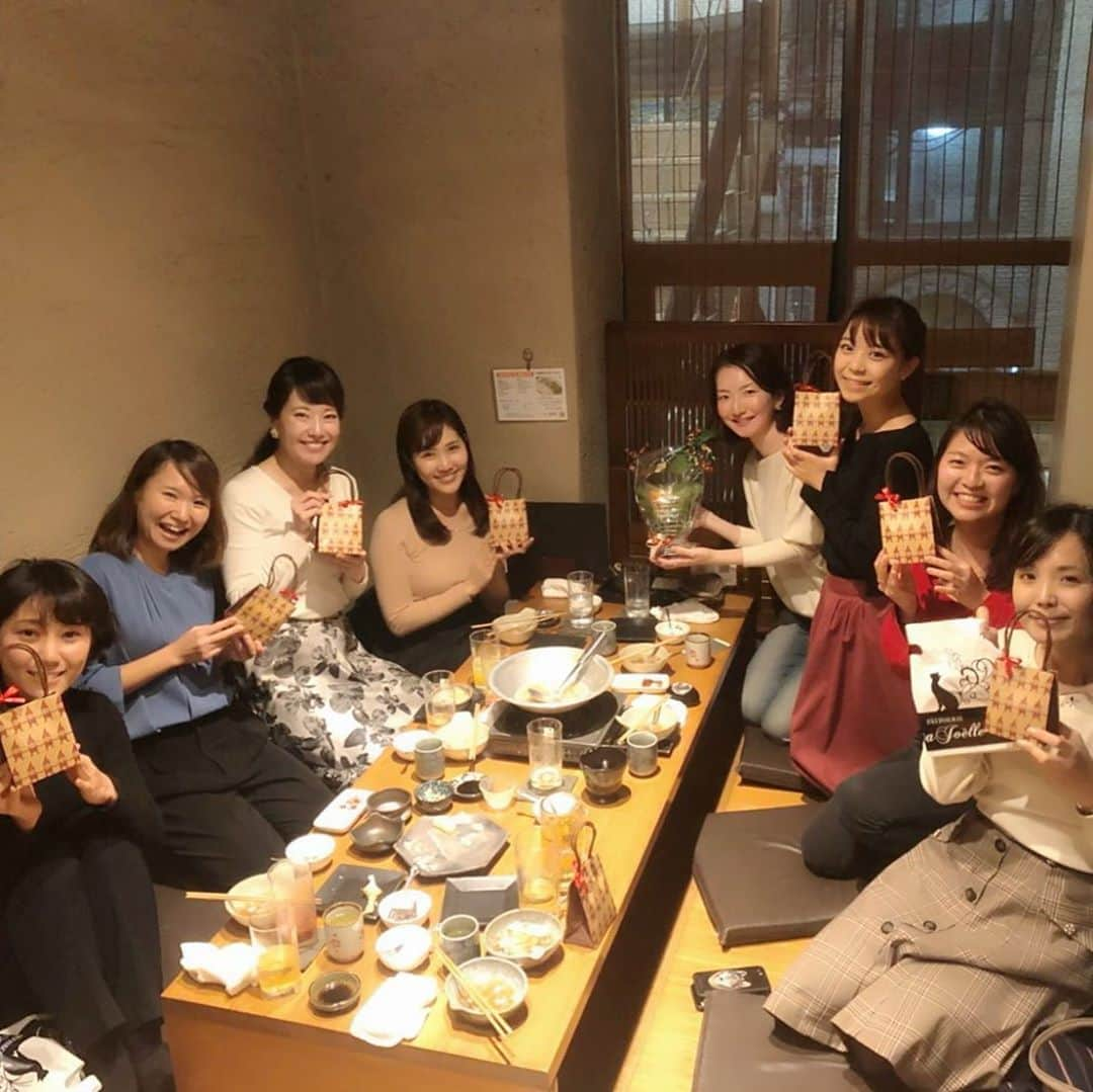 新垣泉子さんのインスタグラム写真 - (新垣泉子Instagram)「☆報道部女子会☆  報道部でパワフルに頑張る女性記者・リポーターの仲間たちです(o^^o)☆ お互い現場はバラバラなので、同じ職場でも、なかなかゆっくり話したり、集まれる機会がなかったのですが、やっと開催できました(o^^o)☆ 悩みや喜びを共感できたり、支えてくれる仲間ができて、とても心強く思いました(^-^)☆ 年末まで、みんなで頑張りましょー！！！ #tnc報道部女子会 #送別会もかねて☆ #tnc #報道部 #女性記者　#女性リポーター #女子会 #話し始めたらノンストップ #話題は尽きませんね #また集まりましょう #西方ちゃん次回は是非！ #次はクリスマスパーティかな  #みんな個性的で楽しい」11月26日 11時49分 - motoko.arakaki