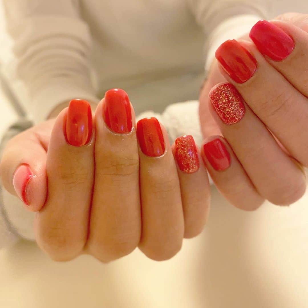 Kana Kobayashiさんのインスタグラム写真 - (Kana KobayashiInstagram)「写真だと伝わりづらいのですが。。。 プレーンな赤と赤ミラーがMIXされています✨ いつもの赤ネイルも違った雰囲気で楽しめますょ♪ #赤ネイル #red #赤ミラー #nails #ネイル #シンプルネイル」11月26日 6時32分 - anela_kana