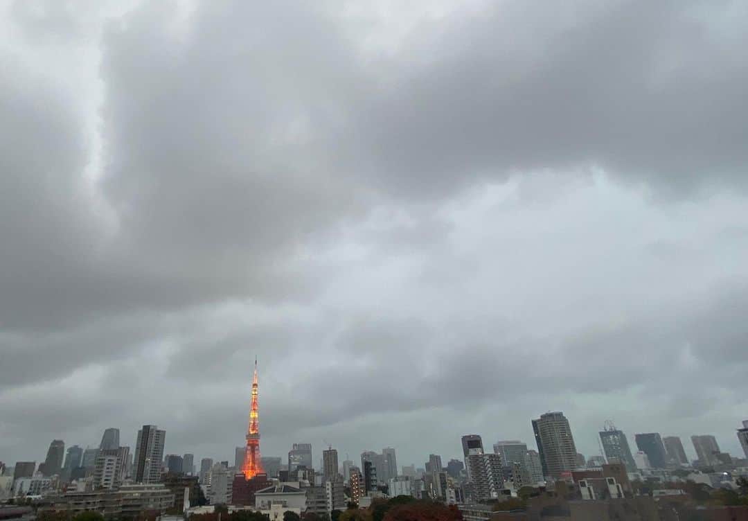 テレ朝newsさんのインスタグラム写真 - (テレ朝newsInstagram)「きょうの気温は月曜日よりもガクッと下がり、東日本から北日本では５℃くらい低くなりそうです。とくに関東で平年より低く、日中の気温は1月並みとなります。寒さ対策を万全にしてお出かけください。 #テレビ朝日#テレ朝#テレ朝news#ニュース#六本木#japan#tokyo#roppongi#tvasahi#news#follow#フォロー#写真#テレビ局#動画ニュース#雨#天気#曇#天気予報#いまそら」11月26日 6時33分 - tv_asahi_news