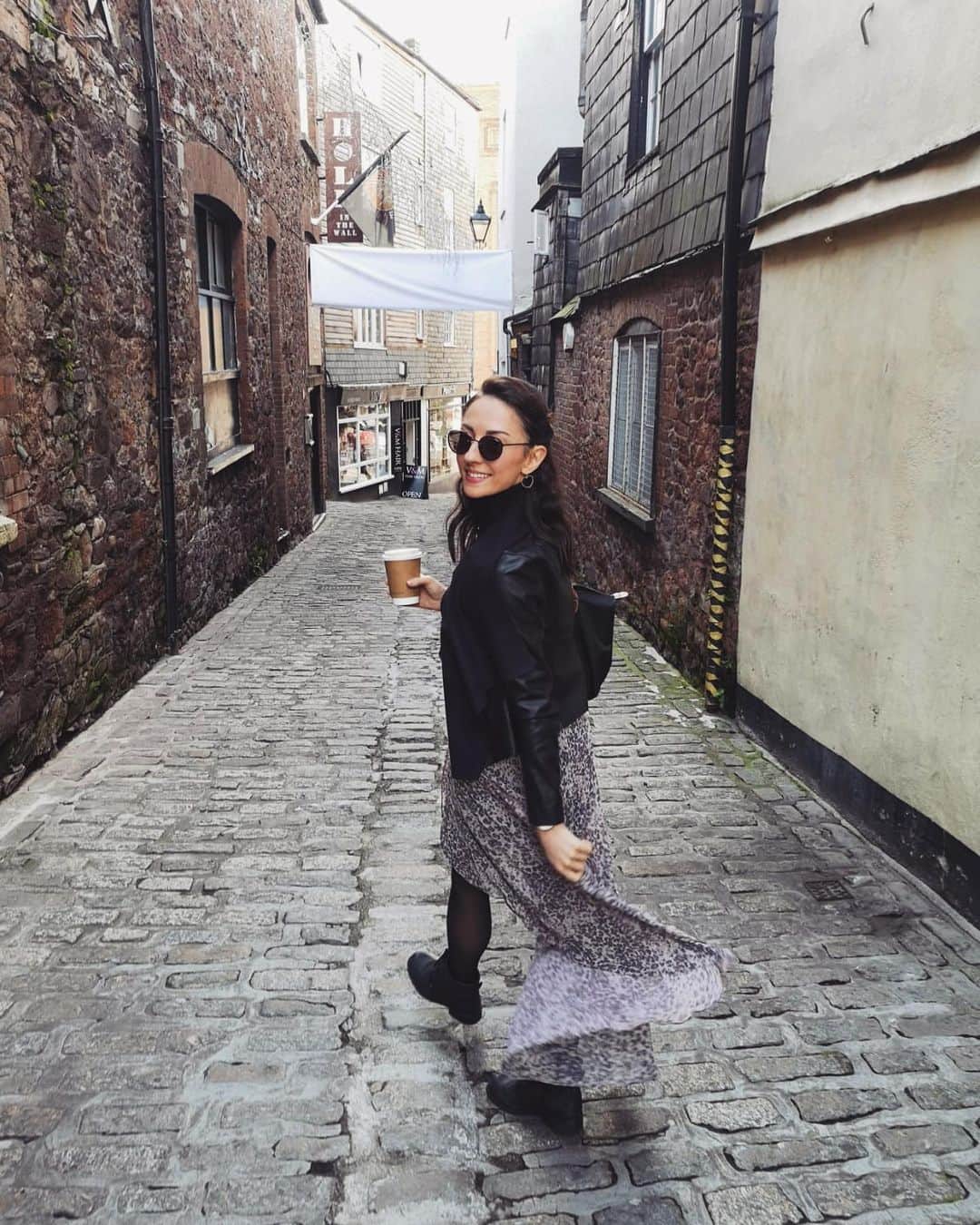 のインスタグラム：「Saying bye to England and bonjour to France for the next month! 🇫🇷 #wineandcheesefordays」
