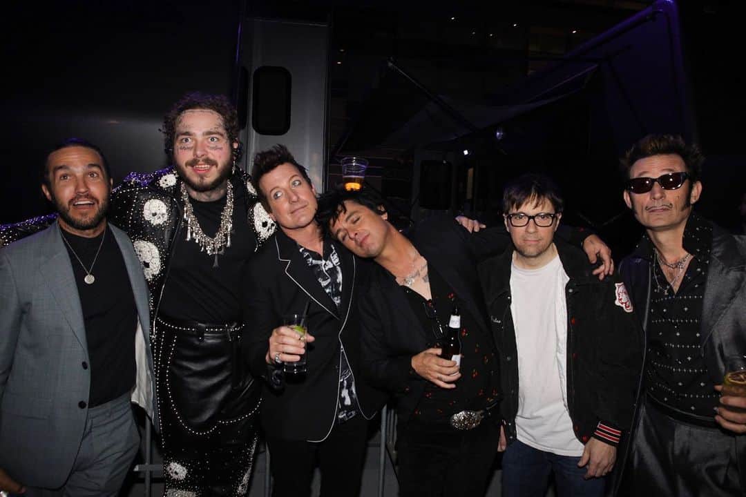 トレ・クールのインスタグラム：「Fun night celebrating music Hella Mega style.  @amas」