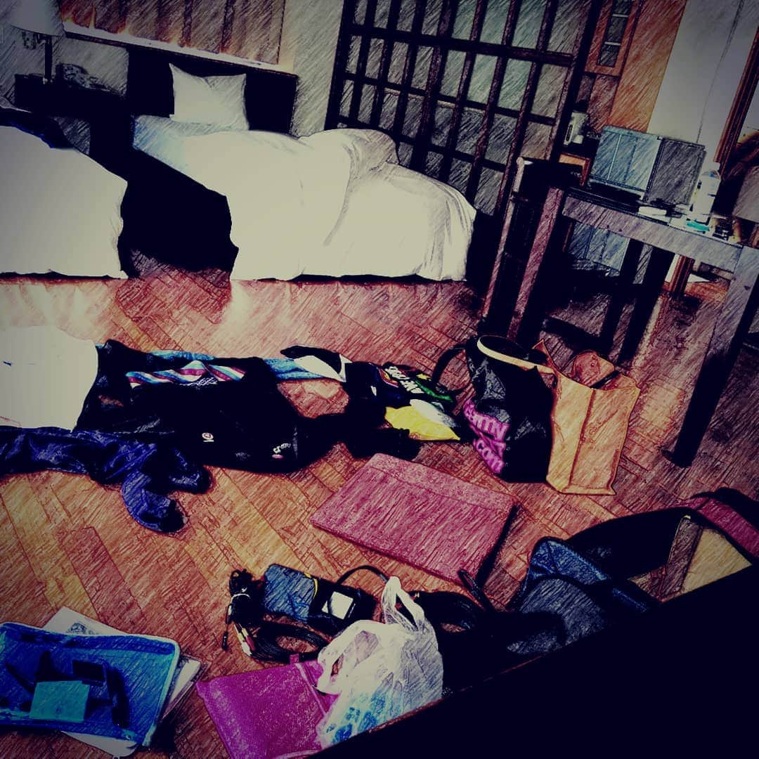 松本隆博のインスタグラム：「。 どんなに豪華なホテル でも、どんな素敵なコテージでも… こうなってしまうのですが。。 (ー_ー)!! 今日は部屋こもりday」