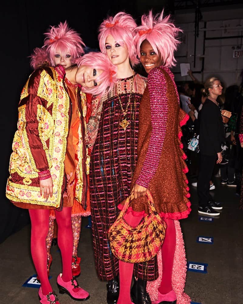 のインスタグラム：「It's getting cold, aka the perfect opportunity to bundle up in #AnnaSui #FW19 💜 photo: @sonnyphotos」