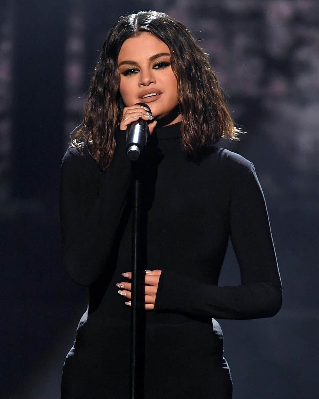 Just Jaredさんのインスタグラム写真 - (Just JaredInstagram)「Before getting on stage at the AMAs, Selena Gomez suffered a panic attack and now sources are speaking out on what happened. Tap this photo at the link in bio to see what they’re saying. #SelenaGomez Photo: Getty」11月26日 6時58分 - justjared