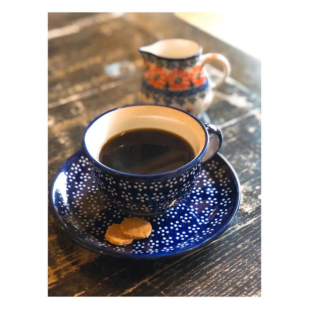 大原由美子さんのインスタグラム写真 - (大原由美子Instagram)「・ 皆さま、おはようございま〜す♬ すごく久しぶりに… コーヒーの美味しいお店でブレイクタイム❤︎ お店は神戸・花隈にある「すいらて」さん♬ 今回飲んだコーヒーは… インドネシア🇮🇩の「カロシ ランテカルア」 コーヒーの酸味が苦手な私… その私にこのコーヒーをオススメしてくださいました〜♬ まずなんとも言えない甘い香りに癒された〜！！ コクはあるんだけどスッキリしたお味。。。❤︎ 柔らかな酸味ですごく美味しかった〜♬ いつもポーリッシュポタリーの食器もお楽しみの一つ❤︎ 食器だけでもテンションが上がる私ですっ❤︎ 焙煎したてのコーヒーって本当に美味しい。。。❤︎ お家用にも焙煎仕立てのコーヒーを買ってきました〜♬ ルンルン❤︎ ・ #すいらて#西元町#花隈#コーヒー好きな人と繋がりたい#🇮🇩 coffee#ポーリッシュポタリー#自家焙煎珈琲#神戸カフェ#元町カフェ#写真を撮るのが好きな人と繋がりたい#お洒落さんと繋がりたい#いいね返し#神戸カフェ巡り#カロシランテカルア#☕️#ファインダー越しの私の世界#かふぇすたぐらむ#🇵🇱 食器 #フォトジェニック#photogenic#神戸グルメ#コーヒー部#polishpottery#Coffee#神戸グルメ#たべすたぐらむ#カフェ好きな人と繋がりたい#花隈カフェ巡り#元町カフェ巡り」11月26日 7時03分 - oharayumiko0228