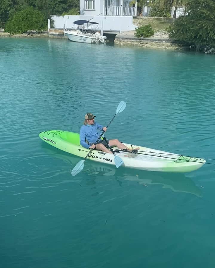 エイドリアン・スミスのインスタグラム：「#fishingislife #fishingoffthedock #carribean #kayakfishing @misteradriansmith #guitarist @ironmaiden」