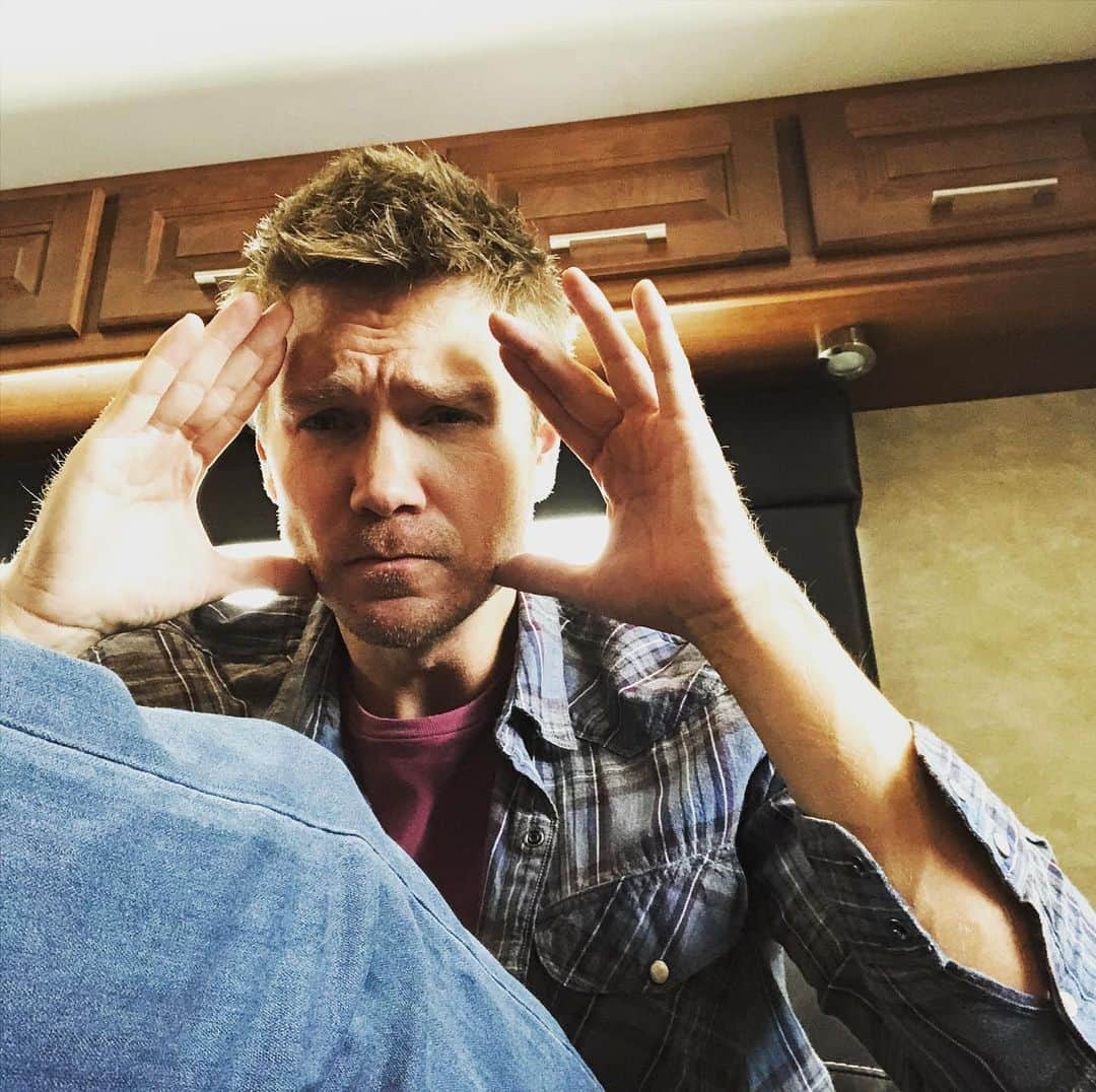 チャド・マイケル・マーレイさんのインスタグラム写真 - (チャド・マイケル・マーレイInstagram)「I see you Thanksgiving 👀 🦃 Last day on set. Family time coming in❤️ @rooeemer #PackLives 🐺」11月26日 7時06分 - chadmichaelmurray