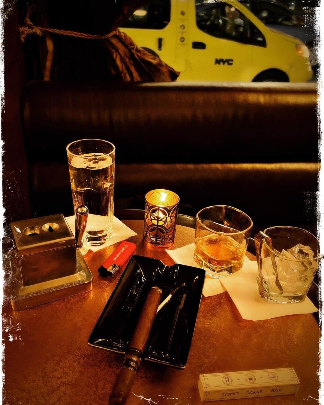 ロブ・モローのインスタグラム：「Only so many places left to indulge and #NYC in all its glory is one.  @sohocigarbar」