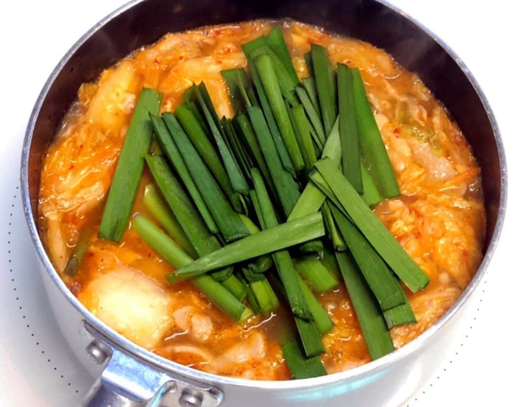 Mizuki【料理ブロガー・簡単レシピ】さんのインスタグラム写真 - (Mizuki【料理ブロガー・簡単レシピ】Instagram)「・﻿ 【レシピ】ーーーーーー﻿ ♡豚キムチdeコクうま♡﻿ 落とし卵の味噌スープ﻿ ーーーーーーーーーーー﻿ ﻿ おはようございます(*^^*)﻿ 今日ご紹介させていただくのは﻿ 具沢山の変わりお味噌汁(豚汁)♡﻿ 豚キムチ&たまごが入ってコクうま！﻿ もちろんしっかりと﻿ 食べ応えもありますよ〜(*´艸`)﻿ ﻿ お鍋ひとつで簡単にできるので﻿ お気軽にお試し下さいね(*^^*)﻿ ﻿ ﻿ ーーーーーーーーーーーー﻿ 【2人分】﻿ 豚バラ薄切り肉...80g﻿ ニラ...1/3束﻿ 白菜キムチ...80g﻿ 卵...2個﻿ ごま油...小1﻿ ●水...400ml﻿ ●鶏がらスープ...小2/3﻿ ●味噌...大1﻿ (あれば)白ごま...適量﻿ ﻿ 1.豚肉は3cm長さに切る。ニラは4cm長さに切る。﻿ 2.鍋にごま油を入れて中火で熱し、豚肉を炒める。豚肉の色が変わったらキムチも加えてさっと炒める。﻿ 3.●を加えて味噌を溶かし、煮立ったら卵を割り入れ、ニラも加えてフタをし、弱火で2分煮る。﻿器に盛り、ごまを振る。﻿ ーーーーーーーーーーーー﻿ ﻿ ﻿ 《ポイント》﻿ ♦︎辛さは控えめです♩﻿ ♦︎レシピ通りの加熱時間で卵は半熟に仕上がります♩﻿ ﻿ ﻿ ﻿ 【お知らせ】﻿ ストーリーズでは一日数回﻿ 別レシピをご紹介しております(*^^*)﻿ ＊コメントは最新の投稿に下さいますよう﻿ お願い致しますm(_ _)m﻿ ﻿ ﻿ ﻿ 🎀新刊【#ほめられごはん 】🎀﻿ 🔹おかげさまで重版しました！！🔹﻿ 楽天ブックスでご購入いただきますと﻿ レシピカードの特典がついてきます♡﻿ ﻿ ﻿ ﻿ #ブログ更新しました﻿ ブログはホームのリンクよりご覧下さい↓﻿ @mizuki_31cafe﻿ 【Mizuki公式ラインブログ】﻿ https://lineblog.me/mizuki_official/﻿ ﻿ ﻿ ﻿ #味噌汁#豚汁#おかずスープ#キムチ#豚キムチ#具沢山#Mizuki#簡単レシピ#時短レシピ#節約レシピ#料理#レシピ#フーディーテーブル#おうちごはん#おうちカフェ#デリスタグラマー#料理好きな人と繋がりたい#料理ブロガー#おうちごはんlover#器#マカロニメイト﻿ #foodpic#follow#cooking#recipe#lin_stagrammer#落とし卵の味噌スープm」11月26日 7時16分 - mizuki_31cafe