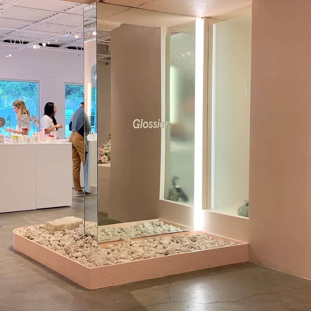 Glossierさんのインスタグラム写真 - (GlossierInstagram)「⛰ Glossier Austin ⛰」11月26日 7時36分 - glossier