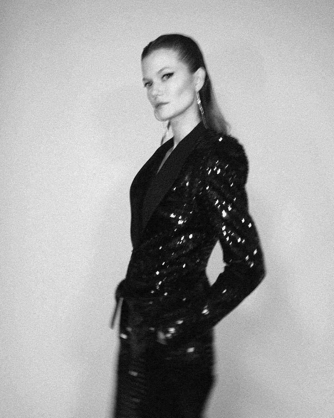 カシア・ストラスのインスタグラム：「Live tv is nerve racking...🤪😬 Thank you to my glam team @agnieszkascibior @bialymakeup & @michalbielecki_ 🖤 A jak Wam się podobał finał @topmodelpolskatvn ? Ogromne gratulacje dla finalistów 😘」