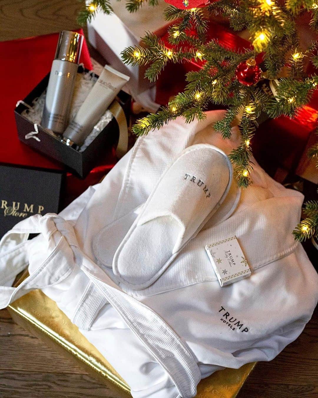 トランプ・ホテルさんのインスタグラム写真 - (トランプ・ホテルInstagram)「Flash sale on select @TrumpStore gift sets! Buy a robe and receive a free candle (limited time only - $115 savings) Shop now 🎁TrumpStore.com」11月26日 7時30分 - trumphotels
