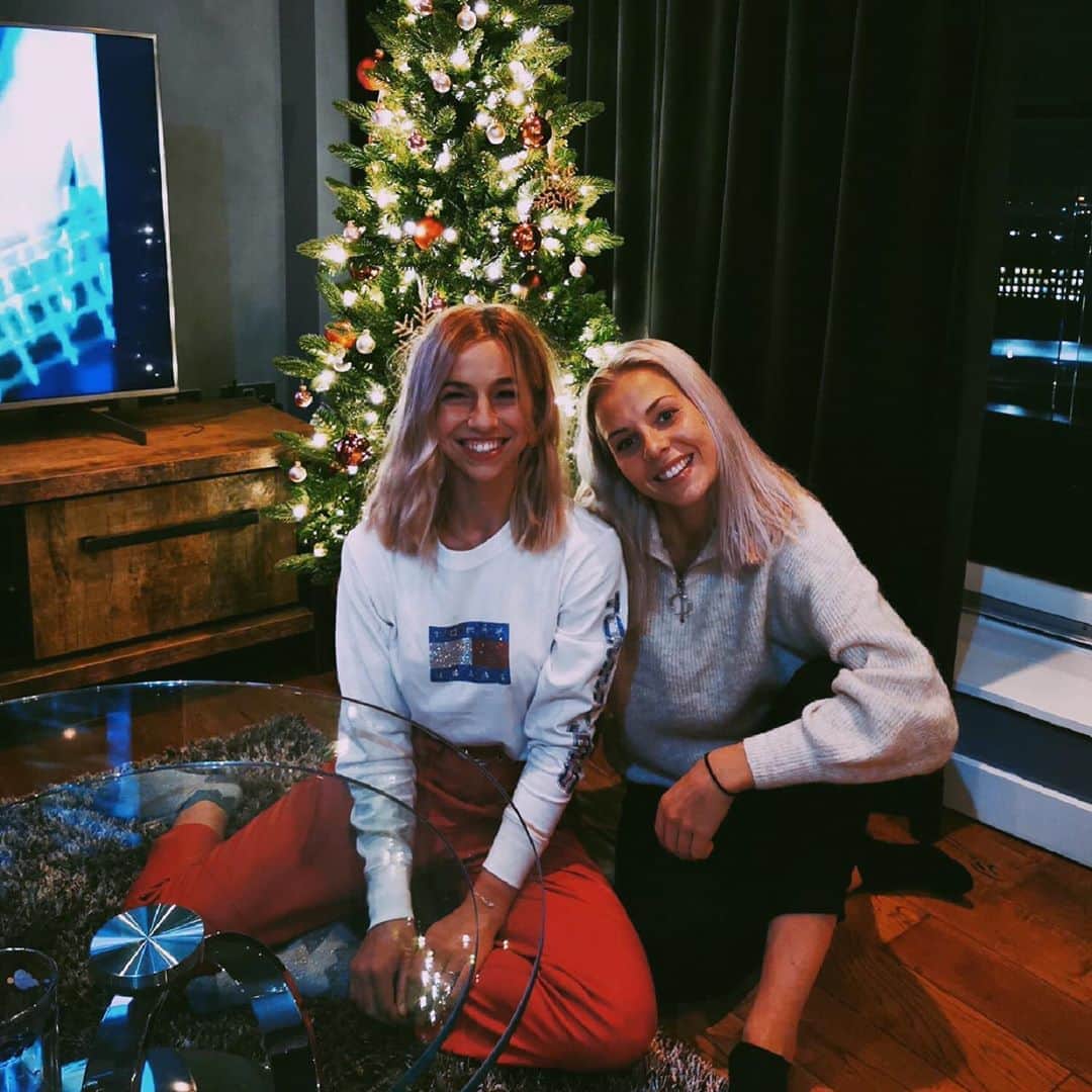 ジャッキー・グローネンのインスタグラム：「We start christmassing now 🎄」