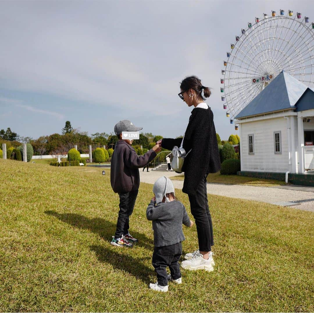 田中彩子さんのインスタグラム写真 - (田中彩子Instagram)「. 先週の土日は淡路島に♡ 大阪からは近いので土日でサクっと♡ 初日はホテルでゆっくりと♨︎ 2日目は朝からオノコロへ そのあと明石海峡大橋近くの源平さんで昼食を済ませて ニジゲンノモリに行ってきました! 遊具がすんごいニジゲンノモリでは息子は夢中になって遊んでいました🤸🏻‍♂️ ニジゲンノモリはめちゃくちゃ広いので先にお目当のリサーチをしてから行くのがおすすめです○ 駐車場もたくさんあって迷っちゃいました😂 . jk... #uniqlo Tee... @gypsohila.jpn  jeans...#redone shose...#balenciaga  bag... @ayako_bag」11月26日 7時34分 - ayako_tanaka_