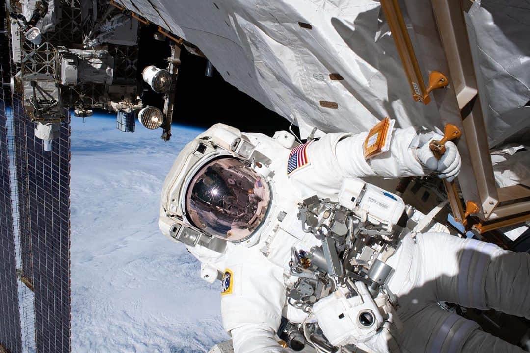 NASAさんのインスタグラム写真 - (NASAInstagram)「*Record scratch, freeze frame*⁣ ⁣ You're probably wondering how I ended up in this situation...⁣⁣ ⁣⁣ On a Nov. 22 spacewalk, @europeanspaceagency astronaut Luca Parmitano caught a ride over to the worksite outside the International Space Station (@ISS) aboard the station's robotic arm. Known as Canadarm2, the robotic arm was operated from inside the station by astronaut Jessica Meir. At the worksite, Parmitano and fellow spacewalker Andrew Morgan (@AstroDrewMorgan) performed repairs on the Alpha Magnetic Spectrometer instrument, a cosmic particle detector. Repairs continue in the next spacewalk on Monday, Dec. 2.⁣ ⁣ ⁣ Credit: NASA & ESA⁣ ⁣⁣ #spacewalk #astronaut #robots #nasa #esa⁣」11月26日 7時34分 - nasa